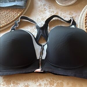 Maidenform Black and White molded  Cups front zip